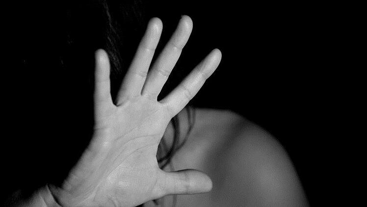 Am folgenden Tag vertraute sich die 21-Jährige einer Freundin und ihrer Mutter an und erstattete Anzeige bei der Polizei. Symbolbild: pixabay.com