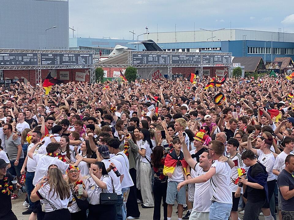 Deutschland steht im Achtelfinale und Nürnberger Fans feiern ausgelassen