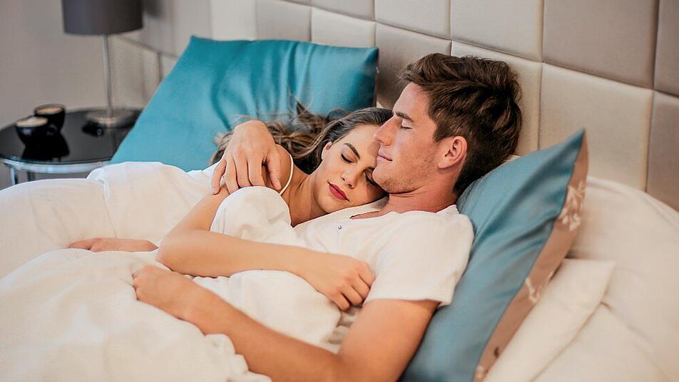 Was sagen ihre Schlafpositionen über Paare aus? Wie schläfst du mit deinem Partner oder deiner Partnerin und was bedeutet es?