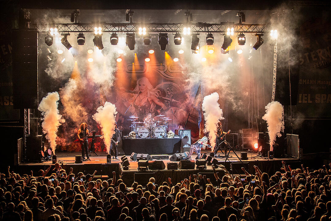 An die 2000 Besucher feierten die Rockmusik!