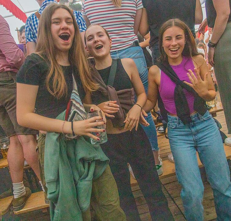 Musik im Festzelt gab es mit der Band "KLOSTERGOLD"