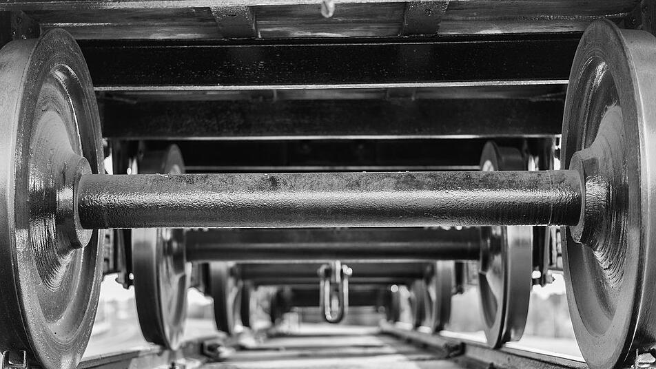 Die Grubenbahn bringt Besucher*innen durch den Stollen in den Berg.
