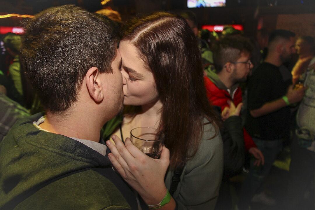 Beste Partystimmung bei voller Hütte.