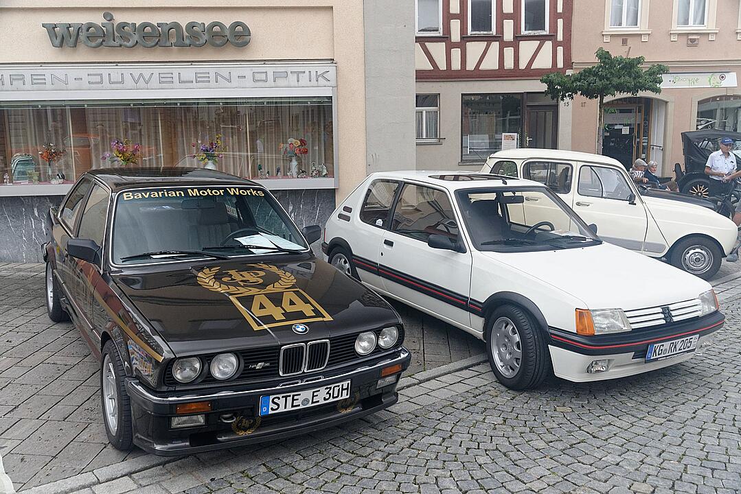 Historische Automobile und Motorräder