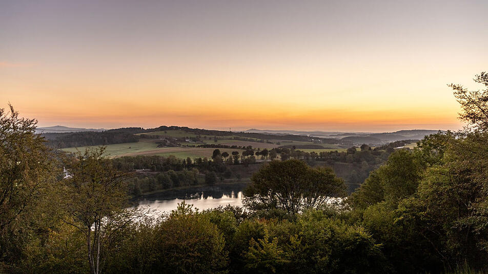 Ein mystischer Blick auf das Weinfelder Maar, auch Totenmaar genannt.