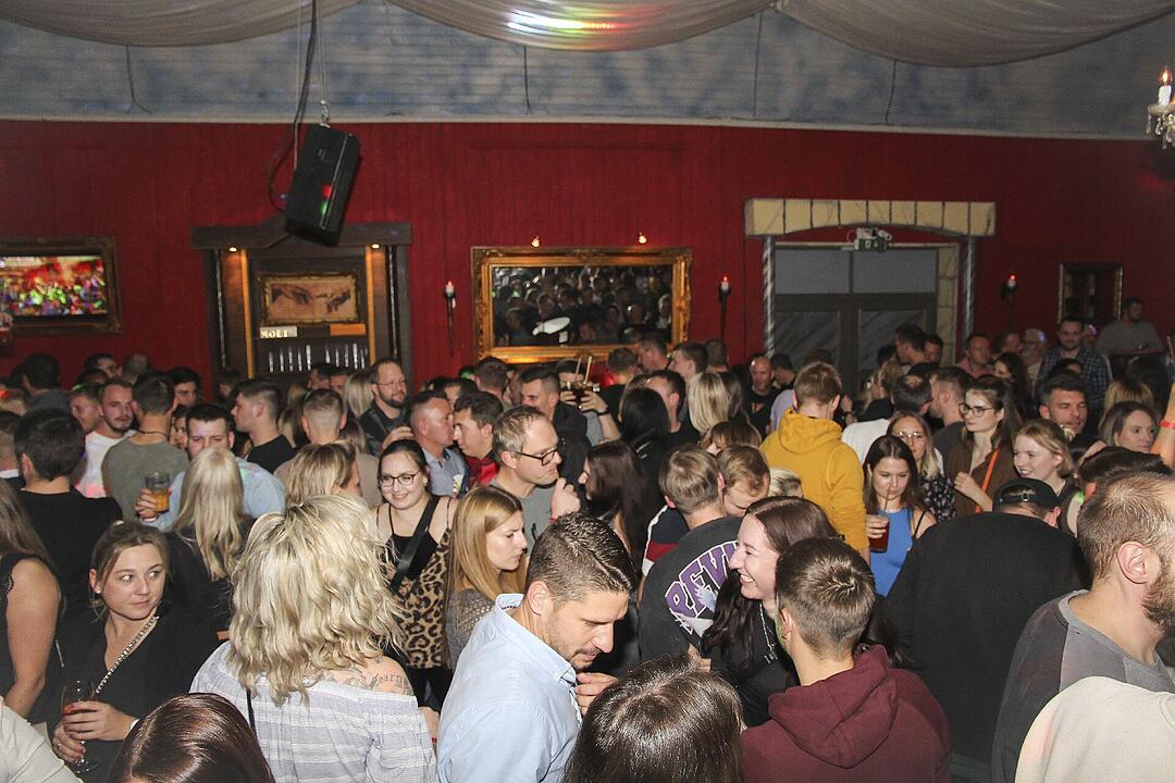 Volles Haus, erwachsene Partypeople und eine ausgelassene Feier!