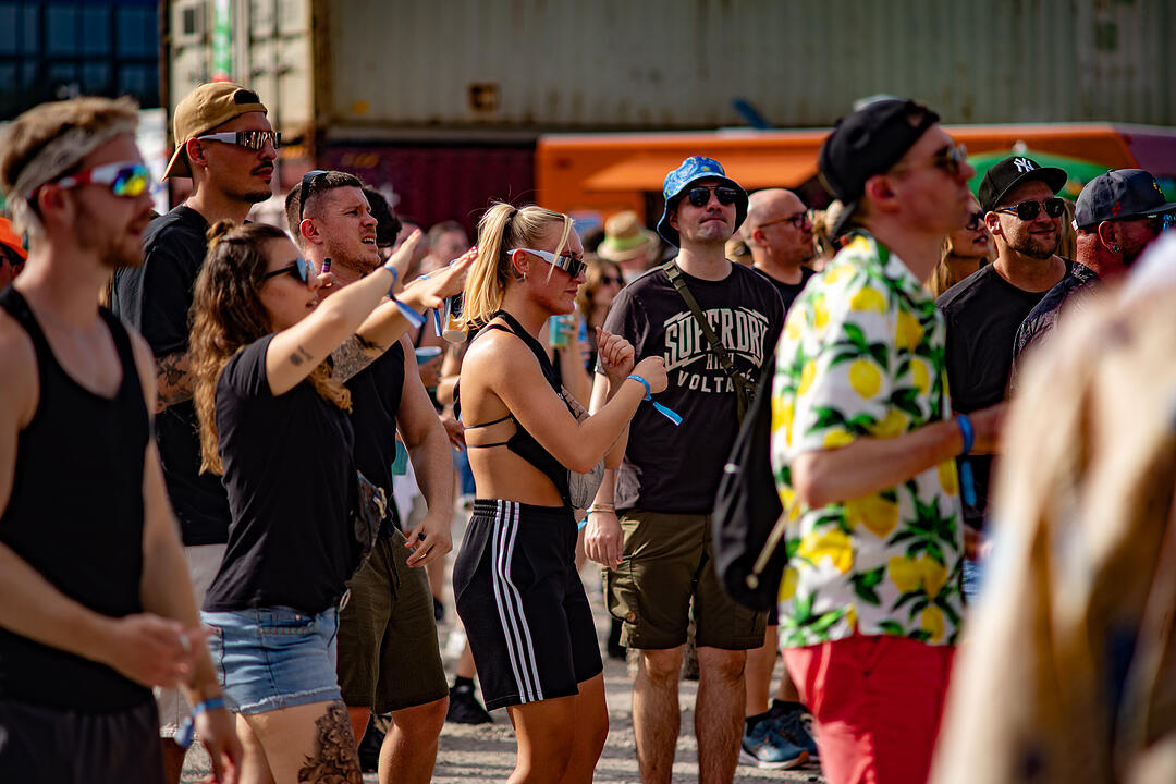 Einmalige Festivalwelt zwischen Stahl und Container.
