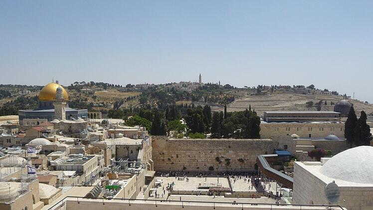 Blick auf Jerusalem: Über die Klagemauer hinweg sieht man links den Felsendom, rechts die Al-Aqsa-Moschee. Foto: irfe