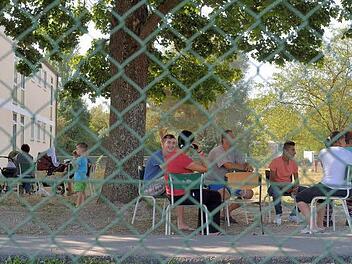 Flüchtlinge in Manching, dem bundesweit ersten Aufnahmezentrum für Asylbewerber aus dem Balkan.  Foto: epd