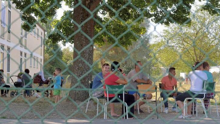 Flüchtlinge in Manching, dem bundesweit ersten Aufnahmezentrum für Asylbewerber aus dem Balkan.  Foto: epd