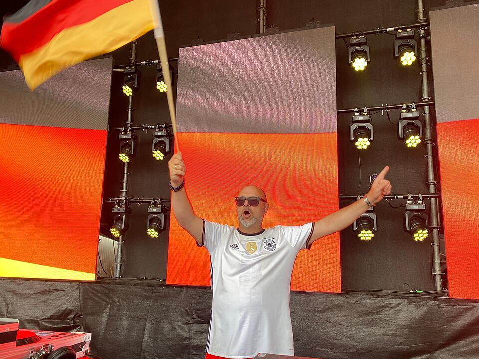 Deutschland steht im Achtelfinale und Nürnberger Fans feiern ausgelassen