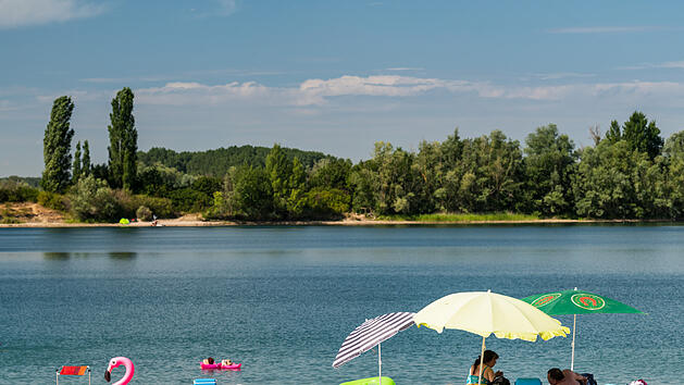 Badegäste am Sandstrand des Eicher Badesees.