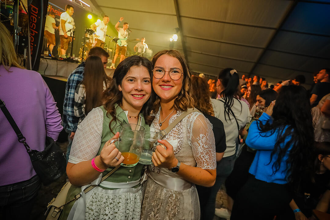 Samstagsparty im Festzelt!