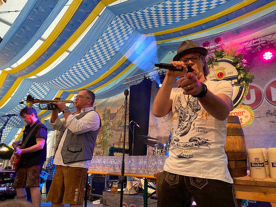O'zapft is! Das Frühlingsfest am Dutzendteich beginnt