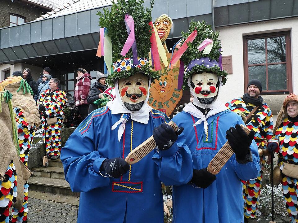 Tausende Besucher beim traditionellen Maskenumzug