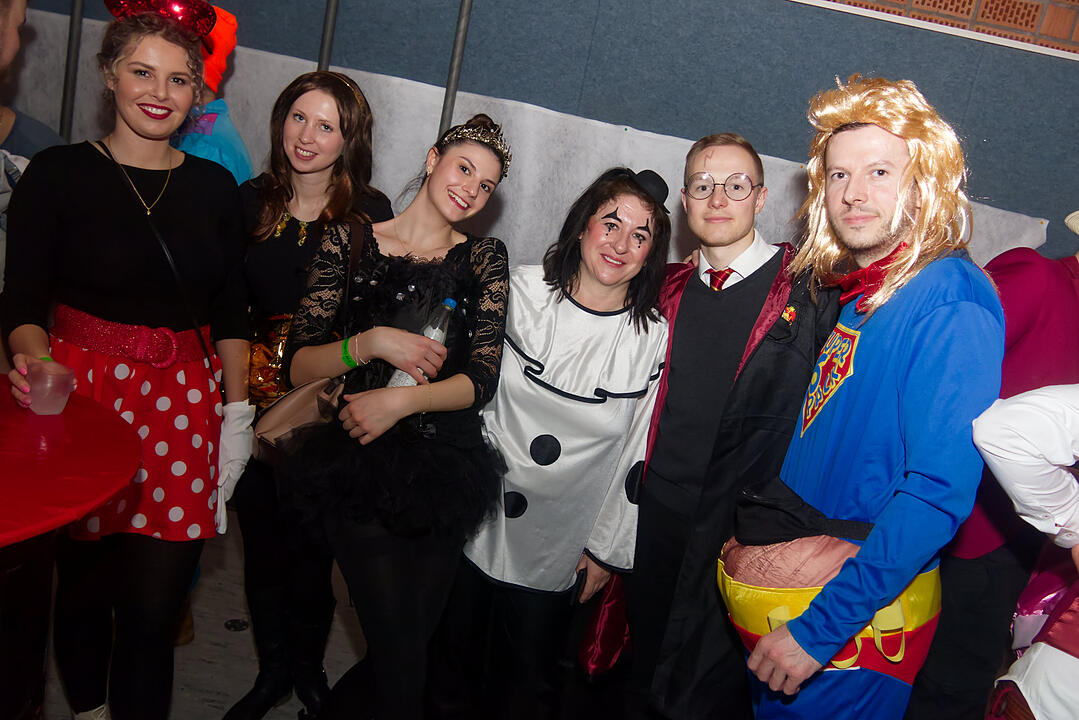 Fasching pur in der Grundschulturnhalle