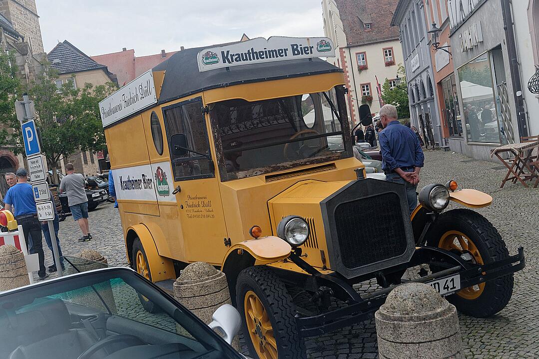 Historische Automobile und Motorräder