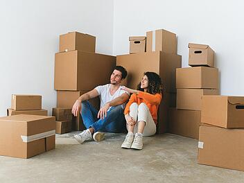 Die erste gemeinsame Wohnung ist für viele Paare ein großer Schritt und leitet oft eine neue Beziehungsphase ein.