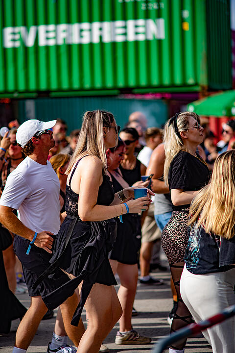 Einmalige Festivalwelt zwischen Stahl und Container.