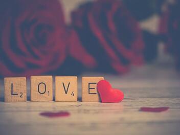 Am 14. Februar ist der Tag der Liebe. Ob ein Massagegutschein oder Badeschaum - über eine kleine Überraschung freut sich jeder. Symboldbild: Nietjuh/pixabay