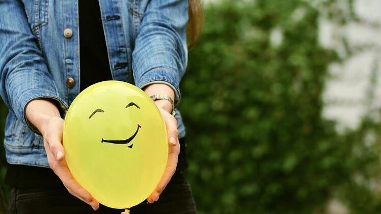 Single sein ist für viele ein unliebsamer Beziehungsstatus. Doch das muss nicht sein. Wir haben 5 Gründe, warum es sogar cooler ist. Symbolbild: pixabay.com/congerdesign