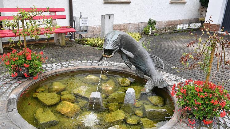 Der Brunnen in der Ortsmitte symbolisiert das Marktgraitzer Wahrzeichen, den Hecht. Die Einwohner nennen sich auch "Graatzer Hechten". Foto: Ronald Rinklef