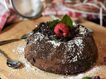 Mit unserem Rezept kannst du im Handumdrehen einen leckeren Schokokuchen zaubern.