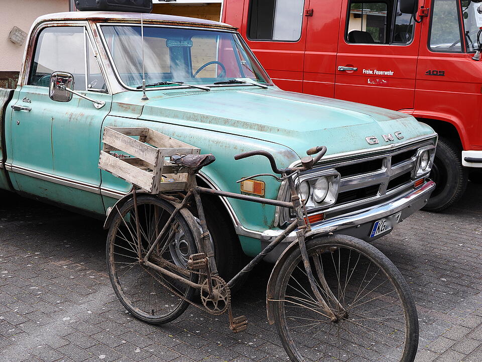 Oldtimer, US Cars, Traktoren und Motorräder.