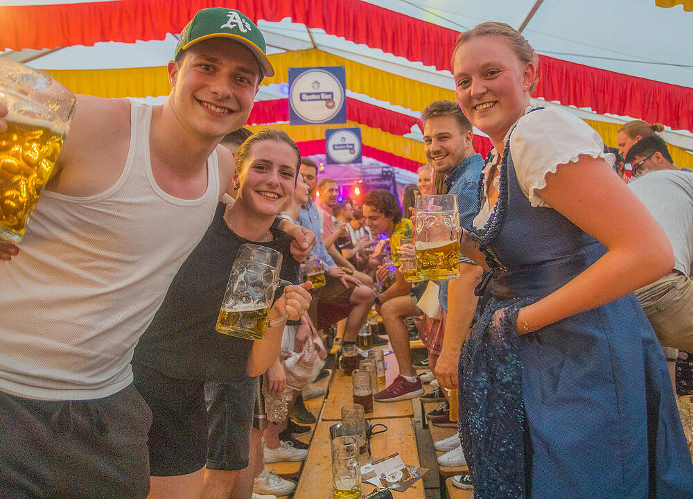 Musik im Festzelt gab es mit der Band "KLOSTERGOLD"