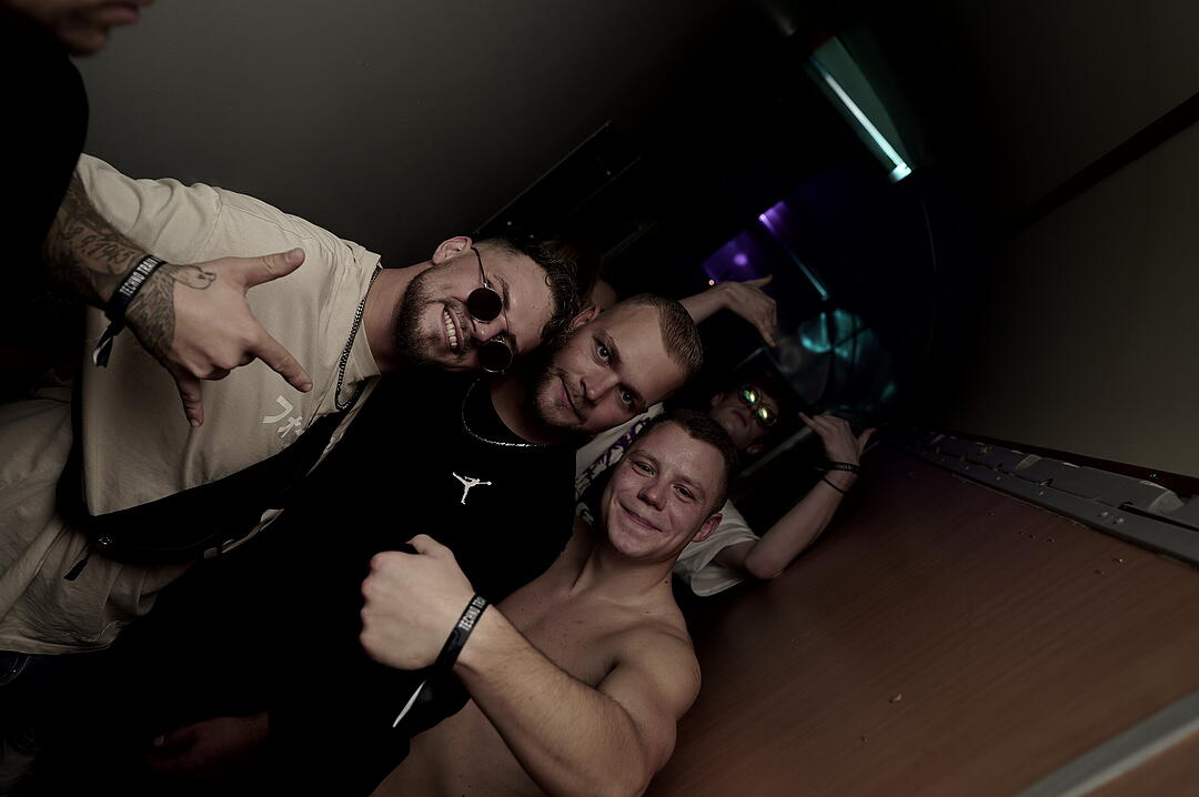 Party im Zug - Raver*innen tanzen zu Techno-Beats