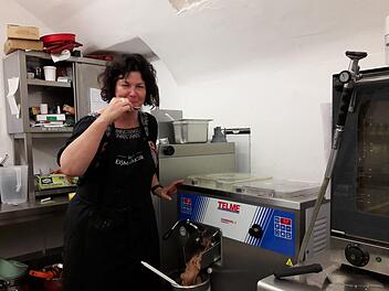 Das Schokoladeneis kommt gerade frisch aus der Maschine. Josee Boucher muss natürlich probieren, ob es gut ist. Eine Eigenverkostung bestätigt: Lecker, es schmeckt richtig nach Schokolade, weil auch echte Schokolade drin ist. Foto: Irmtraud Fenn-Nebel