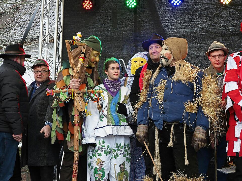Tausende Besucher beim traditionellen Maskenumzug