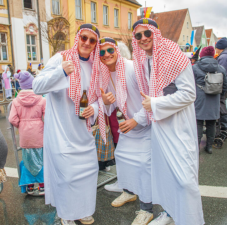 Tausende Narren und Närrinnen feierten auf der Straße
