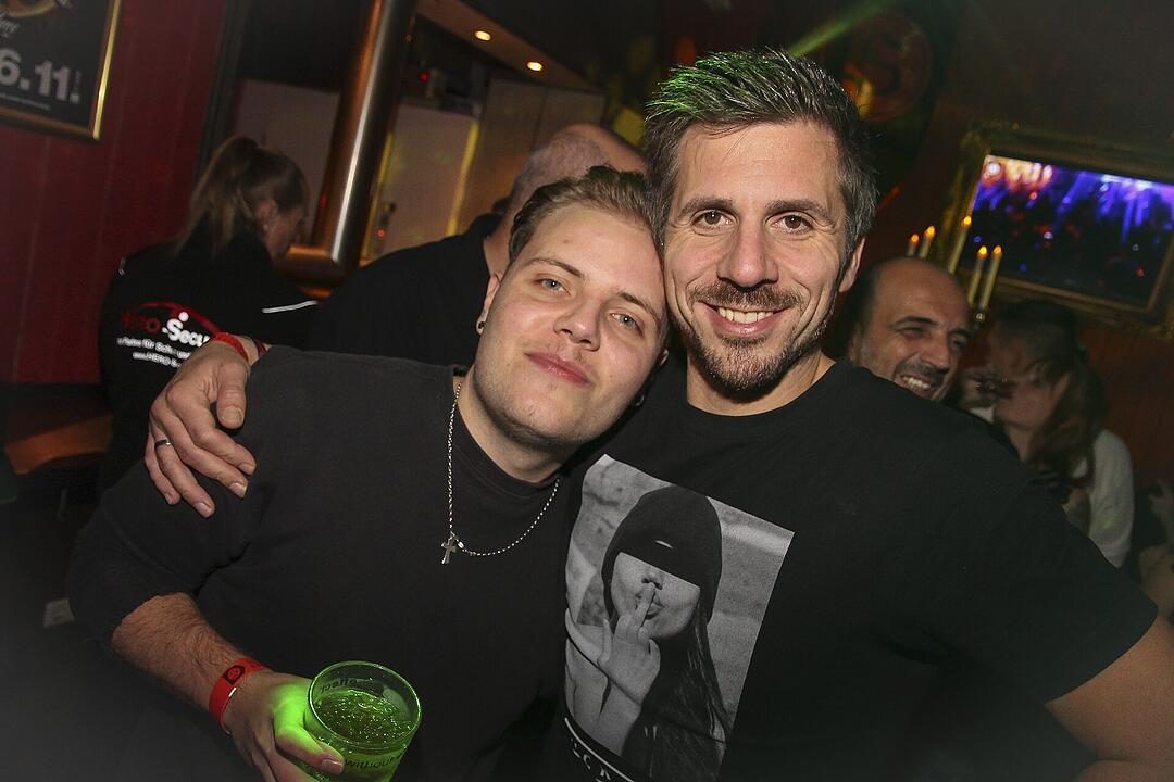Volles Haus, erwachsene Partypeople und eine ausgelassene Feier!