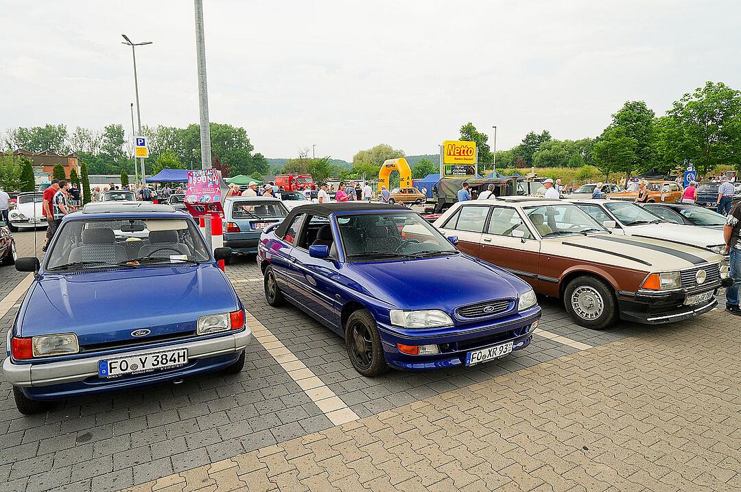 Autos, Motorräder, Mopeds und Traktoren gab es zu bewundern.