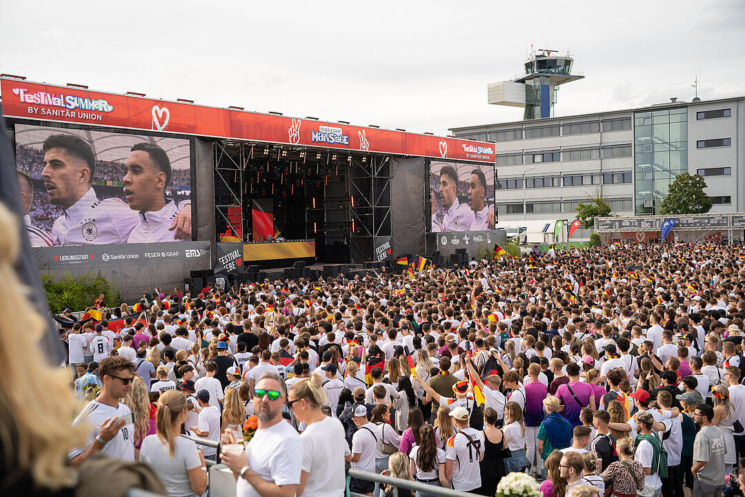 Fans schauen das EM-Viertelfinale zwischen Duetschland und Spanien in Nürnberg