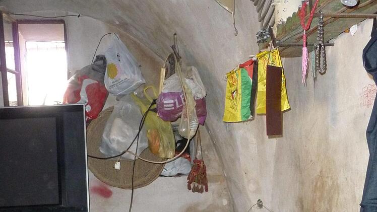 Hier ist noch viel zu tun: Durch einen schmalen Eingang geht es in den Wohnraum einer elfköpfigen Familie in Hebron. Foto: irfe