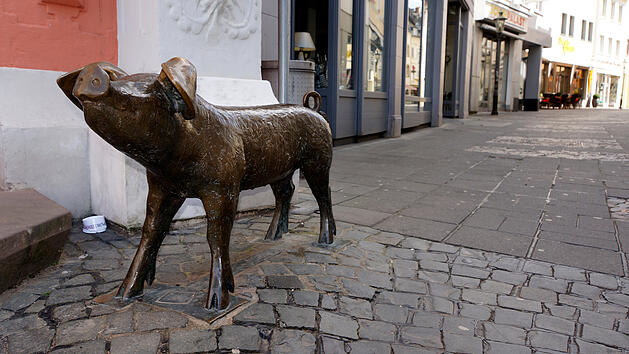 Schweine-Figuren gibt es in Wittlich an manchen Ecken zu entdecken, so wie hier vor dem Rathaus.