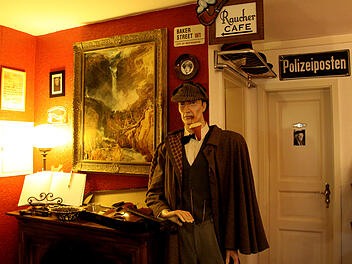 Der wohl größte Detektiv aller Zeiten, Sherlock Holmes, begrüßt Besucher*innen im Kriminalhaus Hillesheim.