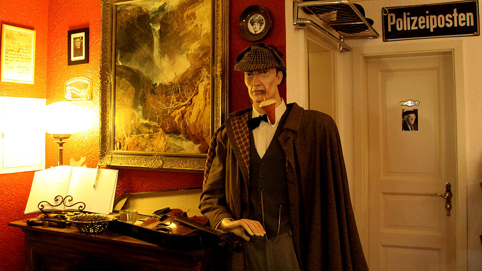 Der wohl größte Detektiv aller Zeiten, Sherlock Holmes, begrüßt Besucher*innen im Kriminalhaus Hillesheim.