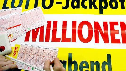 90 Millionen Euro: Mit dieser Rekordsumme ist der Euro-Jackpot gefüllt. Am 8. Mai 2015 um 21 Uhr entscheidet sich, ob es einen Gewinner gibt. Foto: Jens Ressing/dpa