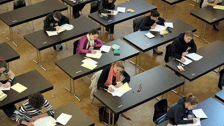 Schülerinnen und Schüler bearbeiten in Düsseldorf Abiturprüfungen im Fach Deutsch.  Foto: Federico Gamberini