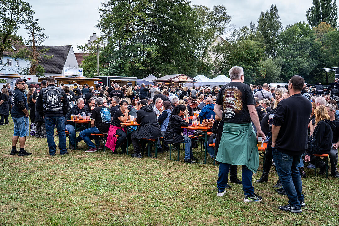 An die 2000 Besucher feierten die Rockmusik!