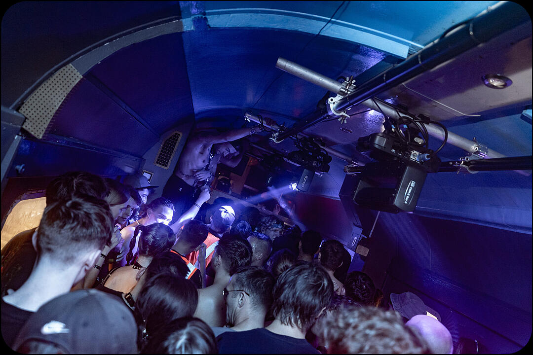 Hard Techno und Trance in drei verschiedenen Party-Waggons!