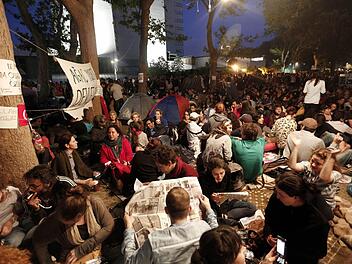 Protestierende versammeln sich im Gezi-Park in Istanbul.