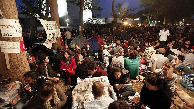 Protestierende versammeln sich im Gezi-Park in Istanbul.