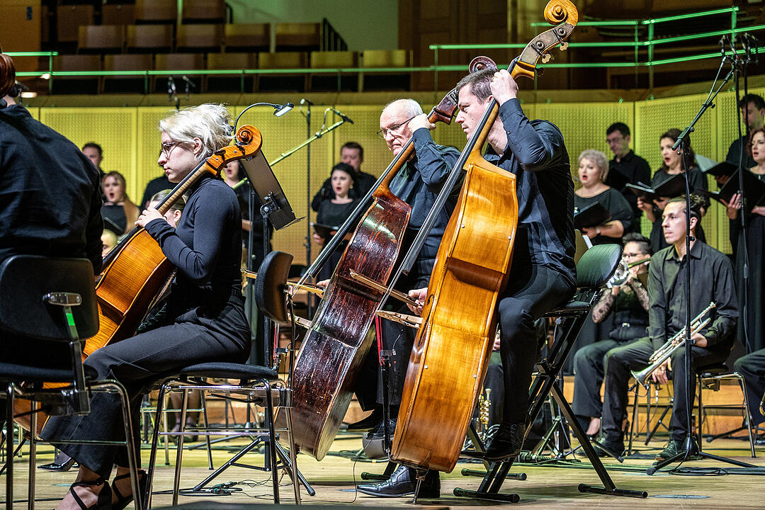 Großes Orchester, Solisten und Sänger!