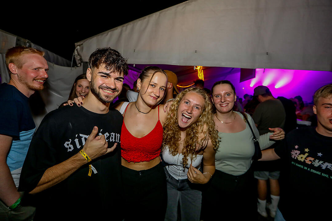 Partyzeltdorf mit 5 Areas!