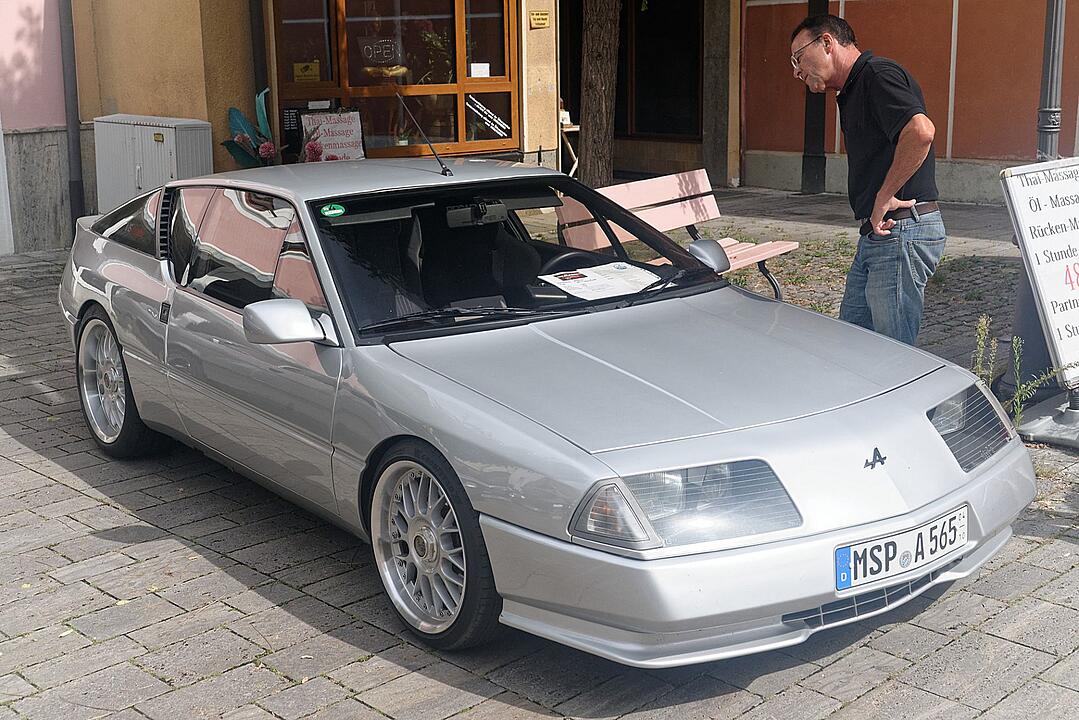Historische Automobile und Motorräder