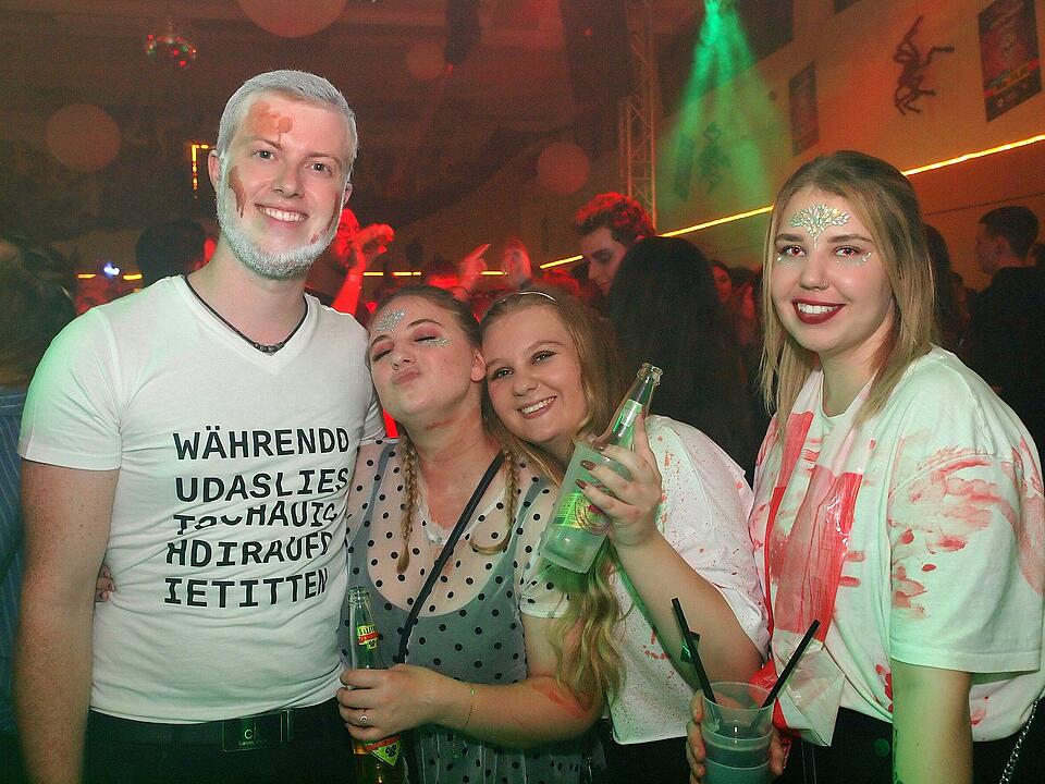 Viele verkleidete Besucher*innen feierten in Oberthulba